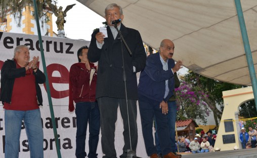 El precandidato a la presidencia Andrés Manuel López Obrador, estuvo este miércoles en Xico, en compañía de diputados locales y federales, así como del precandidato a la gubernatura,  Cuitláhuac García. Habló sobre su proyecto de llegar a Los Pinos.