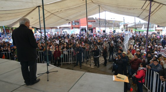 El precandidato a la presidencia Andrés Manuel López Obrador, estuvo este miércoles en Xico, en compañía de diputados locales y federales, así como del precandidato a la gubernatura,  Cuitláhuac García. Habló sobre su proyecto de llegar a Los Pinos.