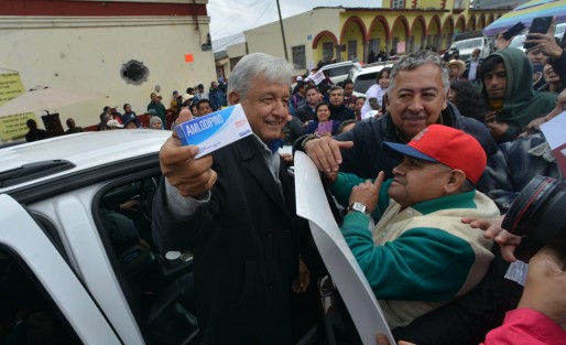En varias ocasiones, AMLO mostró el medicamento que le recomendó a Peña y su candidato. 
