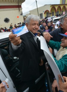En varias ocasiones, AMLO mostró el medicamento que le recomendó a Peña y su candidato. 