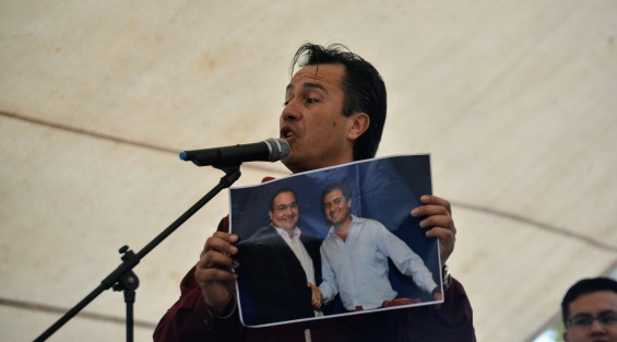 Durante el mitin de MORENA realizado este miércoles en Xico, Ver., el precandidato a la gubernatura por ese partido mostró una foto del precandidato a la gubernatura por la coalición PAN- PRD, Miguel Ángel Yunes Márquez, con Javier Duarte, y retó al gobernador del estado muestre una de él (Cuitláhuac) con el exmandatario, como tanto ha anunciado. 