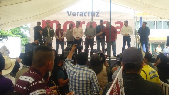 Continuando con su recorrido por el estado de Veracruz, Andrés Manuel López Obrador, precandidato de MORENA a la presidencia, estuvo en Medellín de Bravo, Ver., donde fue recibido por militantes de ese partidoy por simpatizantes. 