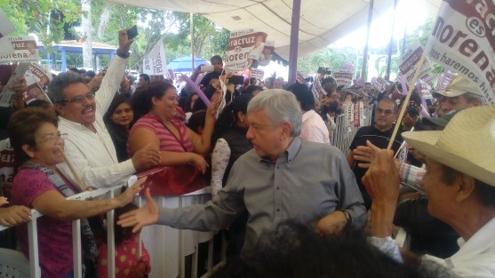 Continuando con su recorrido por el estado de Veracruz, Andrés Manuel López Obrador, precandidato de MORENA a la presidencia, estuvo en Medellín de Bravo, Ver., donde fue recibido por militantes de ese partidoy por simpatizantes. 