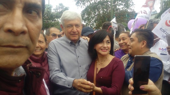 Continuando con su recorrido por el estado de Veracruz, Andrés Manuel López Obrador, precandidato de MORENA a la presidencia, estuvo en Medellín de Bravo, Ver., donde fue recibido por militantes de ese partidoy por simpatizantes. 