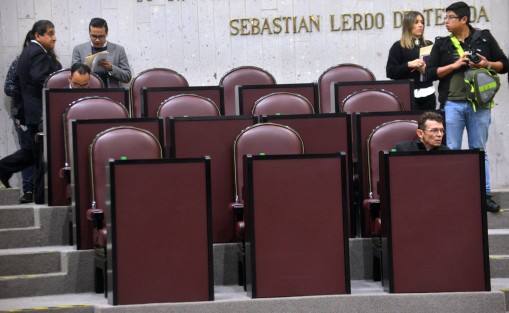 Algunos diputados tuvieron que correr literalmente para que no les marcaran retardo, a algunos otros de plano les valió y llegaron a la hora que quisieron y como es costumbre solo llegaron a tomar café.