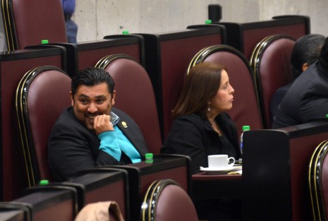 Algunos diputados tuvieron que correr literalmente para que no les marcaran retardo, a algunos otros de plano les valió y llegaron a la hora que quisieron y como es costumbre solo llegaron a tomar café.