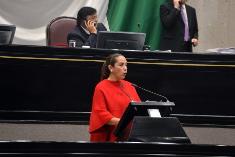 La diputada Cinthya Lobato presentó una iniciativa para que el REVOE no se tenga que refrendar, por lo que fue muy aplaudida por los rectores de varias escuelas privadas quienes asistieron a esta sesión del Congreso local.