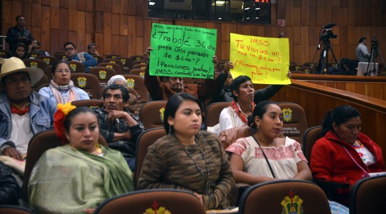 Habitantes de Tequila sacaron sus pancartas cuando la diputada Copete pidió que se reconociera el trabajo de los pueblos indígenas de esa región y otras. 
