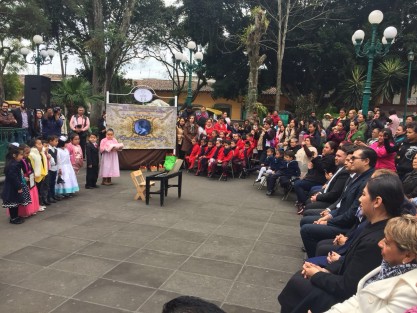 Al conmemorarse el 146 aniversario del natalicio de la poetisa coatepecana María Enriqueta Camarillo Roa, en un evento organizado por autoridades del Ayuntamiento de Coatepec,  alumnos de la escuela “<em>Jardines de la infancia</em>, escenificaron una obra de la vida de la poetisa, acudiendo el alcalde Enrique Fernández Peredo,  así como invitados especiales.  