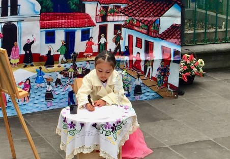 Al conmemorarse el 146 aniversario del natalicio de la poetisa coatepecana María Enriqueta Camarillo Roa, en un evento organizado por autoridades del Ayuntamiento de Coatepec,  alumnos de la escuela “<em>Jardines de la infancia</em>, escenificaron una obra de la vida de la poetisa, acudiendo el alcalde Enrique Fernández Peredo,  así como invitados especiales.  
