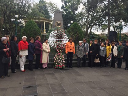 Así mismo, damas pertenecientes al <em>Club de Amigas María Enriqueta</em>, montaron guardia frente al monumento en honor de la poetisa coatepecana.
