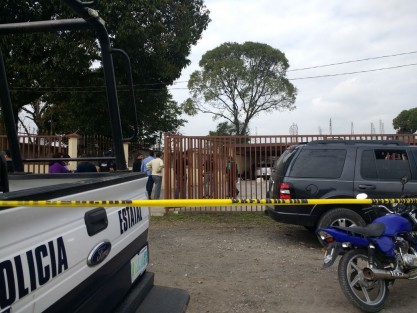 Cuatro personas del sexo masculino fueron asesinados a balazos, cuando se encontraban en un predio ubicado a un costado de la carretera Córdoba-Paso del Macho a la altura de Torrecillas, los agresores escaparon del lugar; autoridades ministeriales iniciaron las investigaciones.



