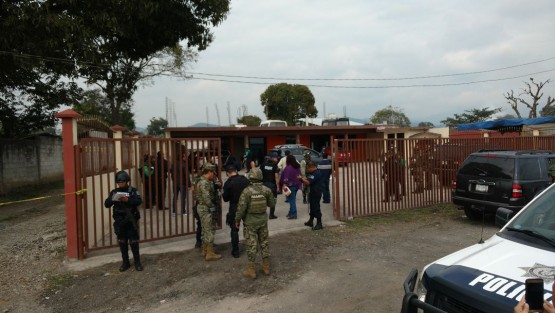Cuatro personas del sexo masculino fueron asesinados a balazos, cuando se encontraban en un predio ubicado a un costado de la carretera Córdoba-Paso del Macho a la altura de Torrecillas, los agresores escaparon del lugar; autoridades ministeriales iniciaron las investigaciones.
