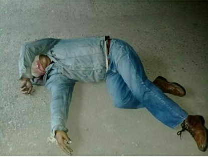 Con los ojos vendados y el tiro de gracia, fue localizado el cuerpo de un hombre debajo del puente  del kilómetro 269+500 de la autopista Puebla-Córdoba, autoridades ministeriales tomaron conocimiento.Familiares lo identificaron como David M. alias El Deivi.
