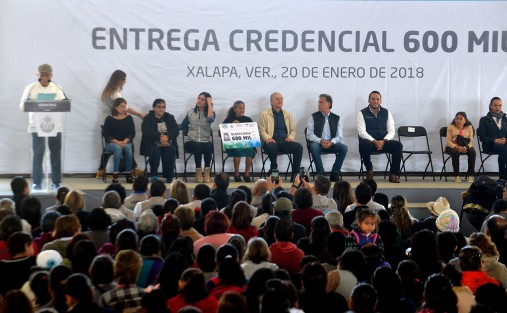 En compañía del alcalde de Xalapa, Hipólito Rodríguez, de funcionarios de SEDESOL y del diputado Sergio Hernández, el gobernador Miguel Ángel Yunes Linares hizo entrega de la Credencial 600 Mil del Programa Veracruz Comienza Contigo, en un evento masivo realizado en la Unidad deportiva del FOVISSSTE, de Xalapa, Ver.. 