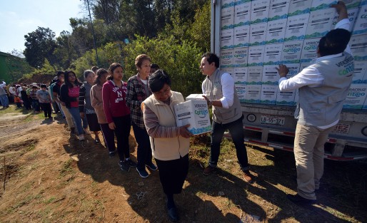 Al finalizar el evento las personas que fueron citadas desde temprano en la unidad deportiva del FOVISSSTE recibieron una despensa, con la frase <em>Es de parte del gobernador</em>.