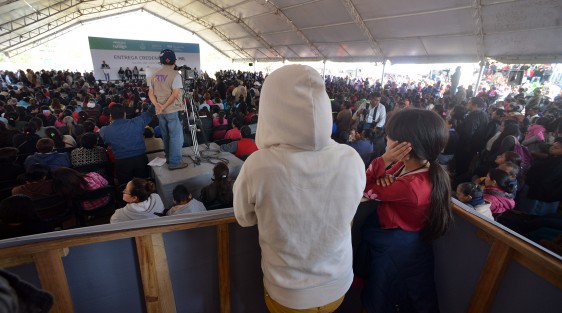 Yunes Linares ofreció apoyos a partir de febrero para mujeres, madres solteras y de la tercera edad en situación de abandono, que incluirán pensiones, capacitación, servicios médicos y un montón de cosas, según informó el mandatario. 