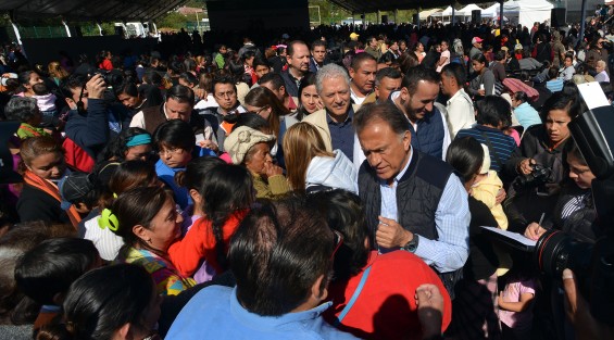 Luego del evento, Miguel Ángel Yunes Linares bajó del estrado para darse el tradicional baño de pueblo. 