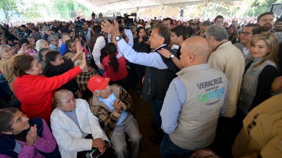 Luego del evento, Miguel Ángel Yunes Linares bajó del estrado para darse el tradicional baño de pueblo. 