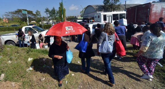 En compañía del alcalde de Xalapa, Hipólito Rodríguez, de funcionarios de SEDESOL y del diputado Sergio Hernández, el gobernador Miguel Ángel Yunes Linares hizo entrega de la Credencial 600 Mil del Programa Veracruz Comienza Contigo, en un evento masivo realizado en la Unidad deportiva del FOVISSSTE, de Xalapa, Ver.. 