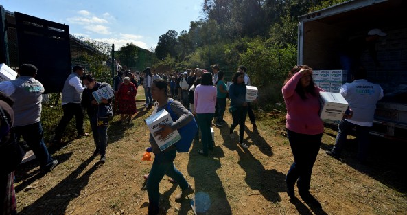 En compañía del alcalde de Xalapa, Hipólito Rodríguez, de funcionarios de SEDESOL y del diputado Sergio Hernández, el gobernador Miguel Ángel Yunes Linares hizo entrega de la Credencial 600 Mil del Programa Veracruz Comienza Contigo, en un evento masivo realizado en la Unidad deportiva del FOVISSSTE, de Xalapa, Ver.. 