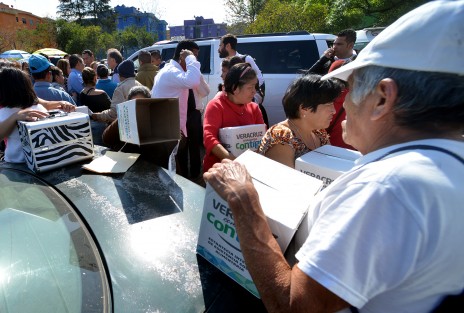 En compañía del alcalde de Xalapa, Hipólito Rodríguez, de funcionarios de SEDESOL y del diputado Sergio Hernández, el gobernador Miguel Ángel Yunes Linares hizo entrega de la Credencial 600 Mil del Programa Veracruz Comienza Contigo, en un evento masivo realizado en la Unidad deportiva del FOVISSSTE, de Xalapa, Ver.. 