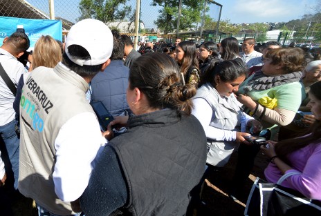 En compañía del alcalde de Xalapa, Hipólito Rodríguez, de funcionarios de SEDESOL y del diputado Sergio Hernández, el gobernador Miguel Ángel Yunes Linares hizo entrega de la Credencial 600 Mil del Programa Veracruz Comienza Contigo, en un evento masivo realizado en la Unidad deportiva del FOVISSSTE, de Xalapa, Ver.. 