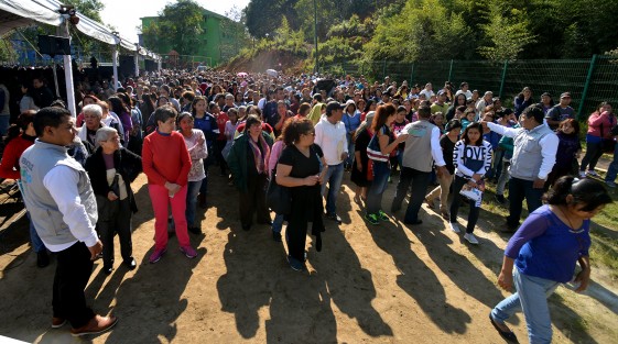 En compañía del alcalde de Xalapa, Hipólito Rodríguez, de funcionarios de SEDESOL y del diputado Sergio Hernández, el gobernador Miguel Ángel Yunes Linares hizo entrega de la Credencial 600 Mil del Programa Veracruz Comienza Contigo, en un evento masivo realizado en la Unidad deportiva del FOVISSSTE, de Xalapa, Ver.. 