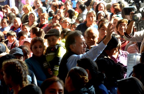 En compañía del alcalde de Xalapa, Hipólito Rodríguez, de funcionarios de SEDESOL y del diputado Sergio Hernández, el gobernador Miguel Ángel Yunes Linares hizo entrega de la Credencial 600 Mil del Programa Veracruz Comienza Contigo, en un evento masivo realizado en la Unidad deportiva del FOVISSSTE, de Xalapa, Ver.. 