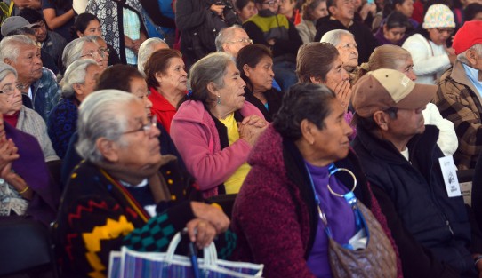 En compañía del alcalde de Xalapa, Hipólito Rodríguez, de funcionarios de SEDESOL y del diputado Sergio Hernández, el gobernador Miguel Ángel Yunes Linares hizo entrega de la Credencial 600 Mil del Programa Veracruz Comienza Contigo, en un evento masivo realizado en la Unidad deportiva del FOVISSSTE, de Xalapa, Ver.. 