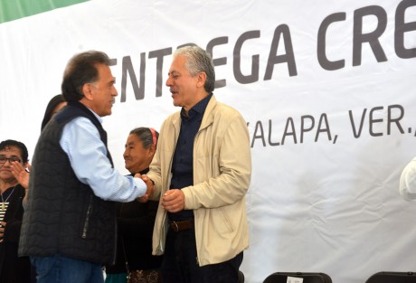 Entre los temas que trató el gobernador Miguel Ángel Yunes en su discurso durante la entrega de despensas, informó a los asistentes que ya se firmó con el Ayuntamiento de Xalapa un convenio para la creación de la Policía Municipal de Xalapa y que ya se inició la instalación de postes para cámaras de videovigilancia. 