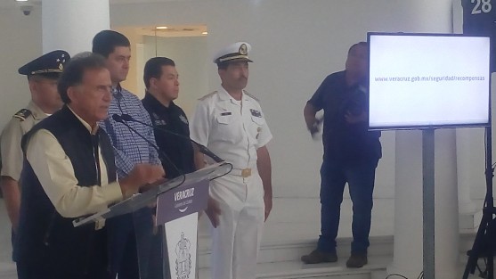 El gobernador del estado, Miguel Ángel Yunes Linares, presentó la pàgina de recompensas de Seguridad Pública para que los ciudadanos que mediante denuncias anònimas ayuden a la captura de delincuentes, sean recompensados hasta con un millón de pesos.