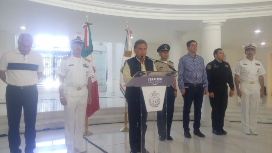 El gobernador del estado, Miguel Ángel Yunes Linares, presentó la pàgina de recompensas de Seguridad Pública para que los ciudadanos que mediante denuncias anònimas ayuden a la captura de delincuentes, sean recompensados hasta con un millón de pesos.