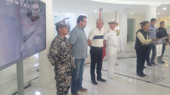 El gobernador del estado, Miguel Ángel Yunes Linares, presentó la página de recompensas de Seguridad Pública para que los ciudadanos que mediante denuncias anònimas ayuden a la captura de delincuentes, sean recompensados hasta con un millón de pesos.