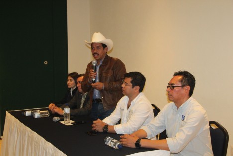 El político caracterizado por saltar de un partido a otro, dijo que decidió sumarse a la coalición Por Veracruz al frente, para ayudar a obtener el triunfo en la próxima elección a gobernador. 