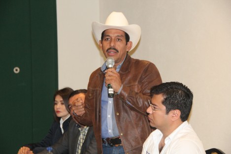 Renato Tronco en rueda de prensa con el dirigente estatal del PRD, Jesús Velázquez Flores y el secretario general del PAN, Carlos Alberto Valenzuela González, expresó que considera que la candidatura de Miguel Ángel Yunes Márquez por la coalición Por Veracruz al frente es la menos mala. 
