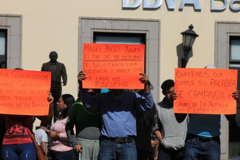 Integrantes de la AC Tiburón, se manifestaron en la Plaza Lerdo debido a que han solicitado audiencia con el gobernador pero no han sido atendidos.