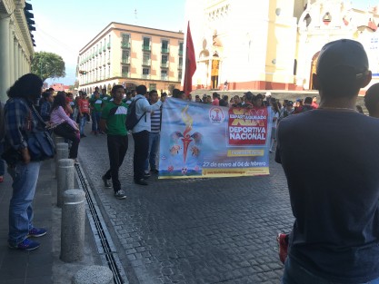 Jóvenes antorchistas se manifestaron frente al Palacio de Gobierno, e incluso bloqueando la circulación, en demanda de apoyo del Gobierno del Estado para acudir al evento deportivo de Antorcha Campesina en el estado de Puebla. 