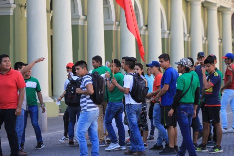 Jóvenes antorchistas se manifestaron frente al Palacio de Gobierno, e incluso bloqueando la circulación, en demanda de apoyo del Gobierno del Estado para acudir al evento deportivo de Antorcha Campesina en el estado de Puebla. 