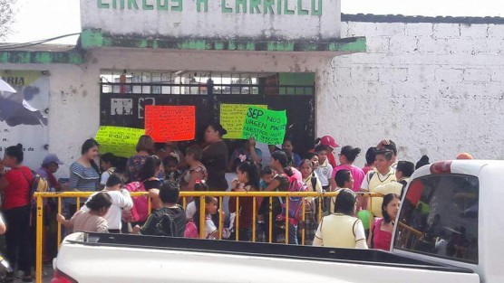 Padres de familia de la Escuela Revolución, ubicada en la colonia Revolución, tomaron las instalaciones en protesta porque la SEP no quiere asignar el personal docente que necesitan. 