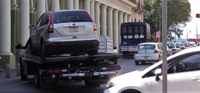 Mientras si hay policía municipal o no en Xalapa, y si Tránsito sigue siendo estatal o no, el negocio de las grúas, quienes se llevan la mochada más grande en las infracciones, sigue floreciendo.  