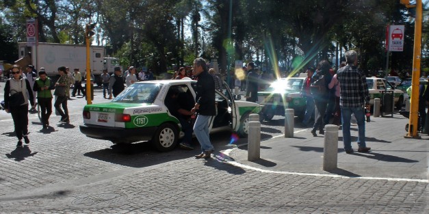 Incontrolables los taxistas que no respetan señalamientos afectando a peatones, la circulación y hasta a los usuarios. Eso de ordenamiento del transporte parece quedó en un decir. 