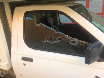 Con varios impactos de bala quedó la camioneta Nissan tipo estaquitas color blanca con lona verde modelo 2009, del conocido maestro y comerciante Miguel O. J., quien señaló que intentaron privarlo de su libertad al llegar a su rancho ubicado en La Lagunilla salida a Plan de Arroyos, municipio de Tlapacoyan.  