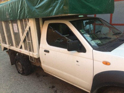 Con varios impactos de bala quedó la camioneta Nissan tipo estaquitas color blanca con lona verde modelo 2009, del conocido maestro y comerciante Miguel O. J., quien señaló que intentaron privarlo de su libertad al llegar a su rancho ubicado en La Lagunilla salida a Plan de Arroyos, municipio de Tlapacoyan.   