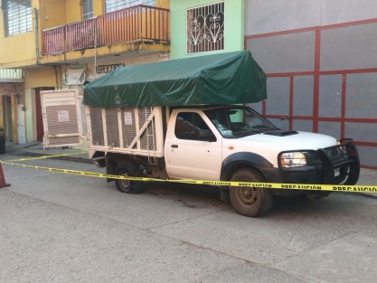 Con varios impactos de bala quedó la camioneta Nissan tipo estaquitas color blanca con lona verde modelo 2009, del conocido maestro y comerciante Miguel O. J., quien señaló que intentaron privarlo de su libertad al llegar a su rancho ubicado en La Lagunilla salida a Plan de Arroyos, municipio de Tlapacoyan.   