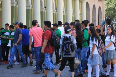 Jóvenes antorchistas se manifestaron frente al Palacio de Gobierno, e incluso bloqueando la circulación, en demanda de apoyo del Gobierno del Estado para acudir al evento deportivo de Antorcha Campesina en el estado de Puebla. 