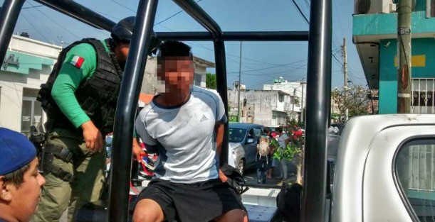 Ciudadanos en Veracruz le hicieron la chamba nuevamente a la policía, al detener a un joven de 16 años, quien había robado el celular a un niño de 12 años en el parque Zaragoza de la ciudad de Veracruz. Al llamado de auxilio del menor, transeuntes se movilizaron, atraparon y amarraron al joven, quien seguramente pronto volverá a las andadas.  
