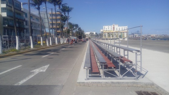 La colocación de gradas para disfrutar de los paseos del Carnaval de Veracruz 2018, lleva un avance significativo. Se espera que esta semana se concluyan estos trabajos. 