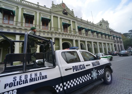 A mediodía de este martes hizo su arribo a Xalapa la policía militar; ante las miradas de asombro de la ciudadanos varias patrullas dieron vuelta en el centro de la ciudad.