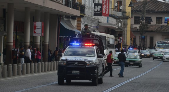 A mediodía de este martes hizo su arribo a Xalapa la policía militar; ante las miradas de asombro de la ciudadanos varias patrullas dieron vuelta en el centro de la ciudad.